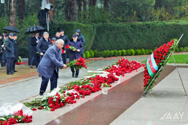AAYDA-nin rəhbərliyi Fəxri Xiyabanda Ulu Öndərin xatirəsini yad etdi - FOTOLAR