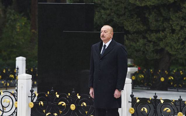 İlham Əliyev Heydər Əliyevin məzarını ziyarət etdi - FOTOLAR/VİDEO