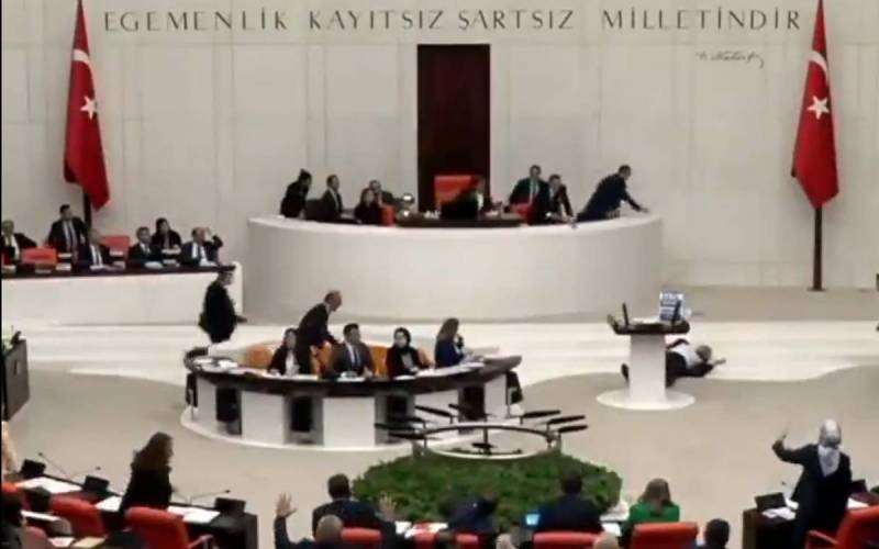 Məşhur deputat parlamentdə çıxış edərkən huşunu itirib yıxıldı
