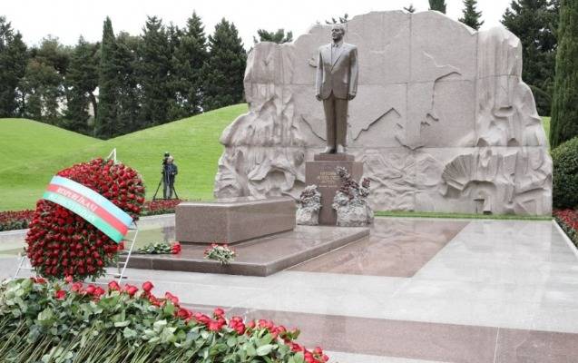 ETSN kollektivi Heydər Əliyevin məzarını ziyarət etdi