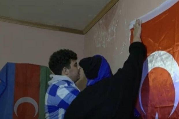 Azad olunan hərbçimizin anası: Qarşılamaq üçün 50 bayraq hazırlamışıq - VİDEO