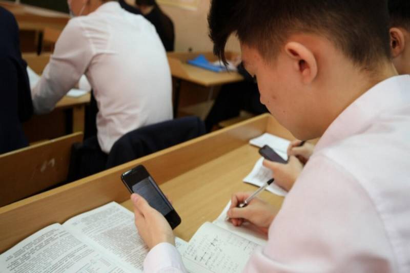 Orta məktəblərdə telefondan istifadə qadağan olundu