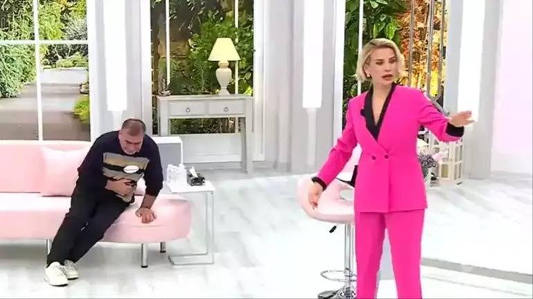 Esra Erolun verilişində qəribə anlar: Qadın ərini canlı yayımda pis hala saldı - VİDEO