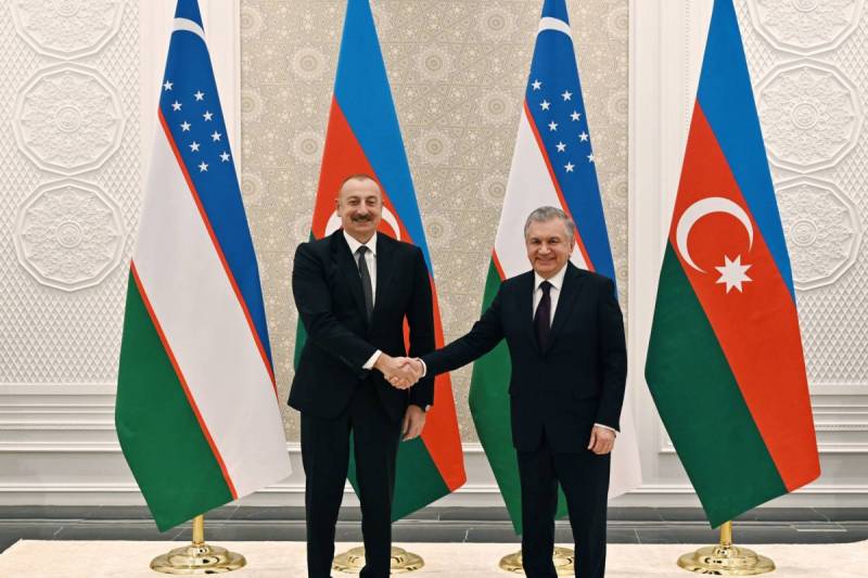 Şavkat Mirziyoyev Prezident İlham Əliyevi təbrik etdi