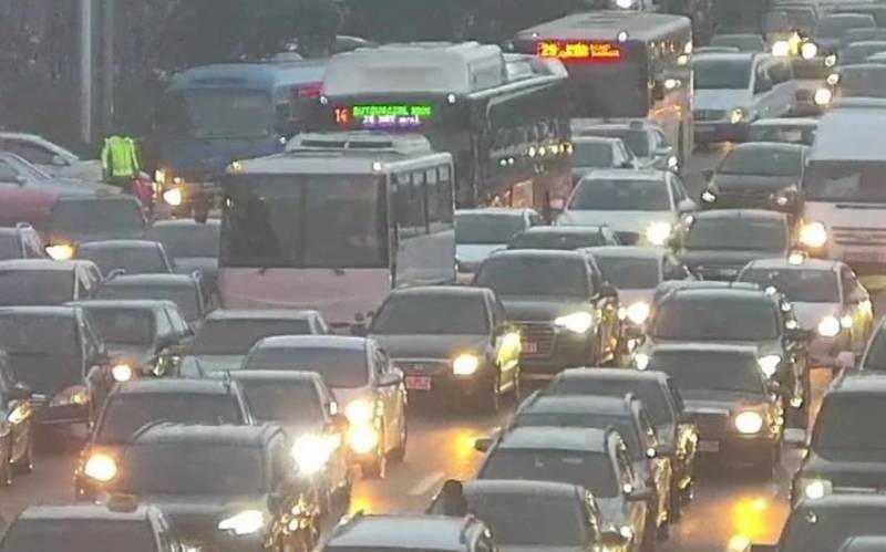 Bakının bir sıra yollarında sıxlıq var - SİYAHI