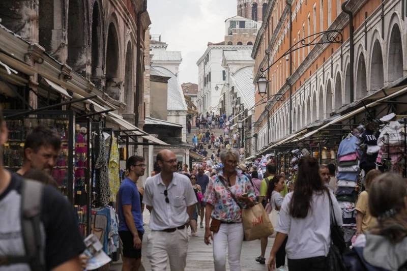 Bu ölkə turist qruplarının sayına məhdudiyyət tətbiq etməyi planlaşdırır