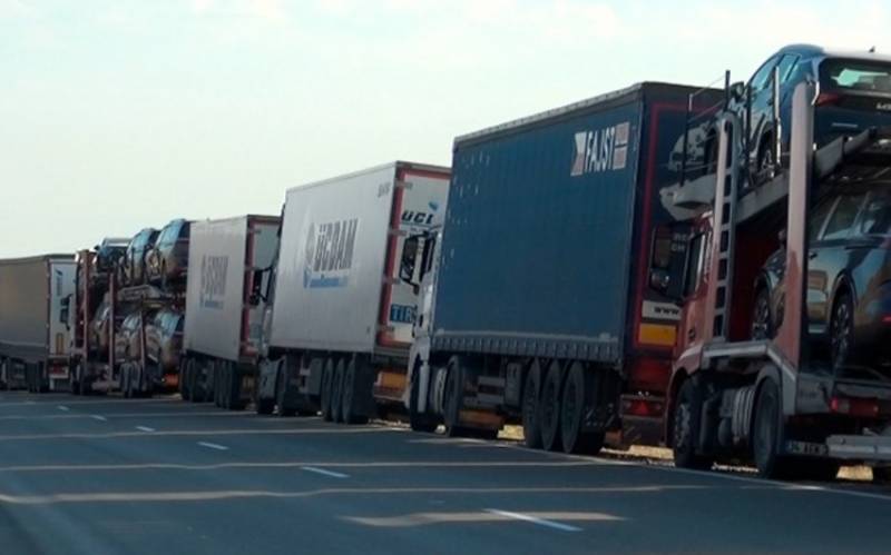 \"Qırmızı Körpü” gömrük postunda gözləyən yük maşınlarının sayı açıqlandı