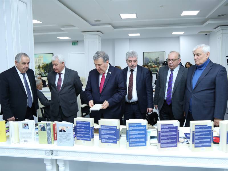 Kamal Abdullanın kitab təqdimatı keçirildi - FOTOLAR