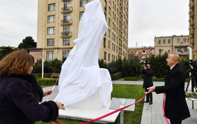 İlham Əliyev Tofiq Quliyevin abidəsinin açılışına qatıldı - FOTOLAR