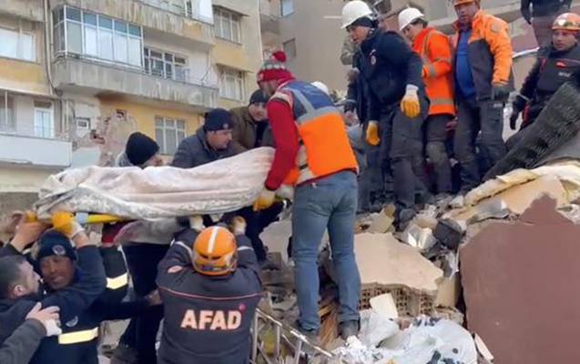 88 yaşlı qadın 62 saat sonra dağıntılar altından çıxarıldı