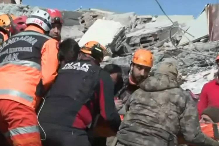 80 saatdan sonra 9 yaşlı qız və atası dağıntılar altından sağ çıxarıldı - VİDEO