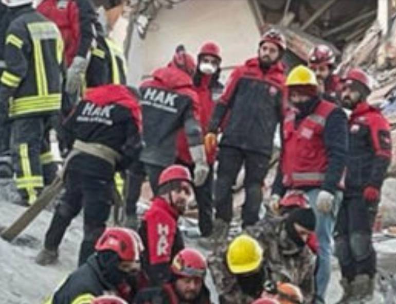 20 günlük körpə 60 saat sonra dağıntılar altından xilas edildi - FOTO
