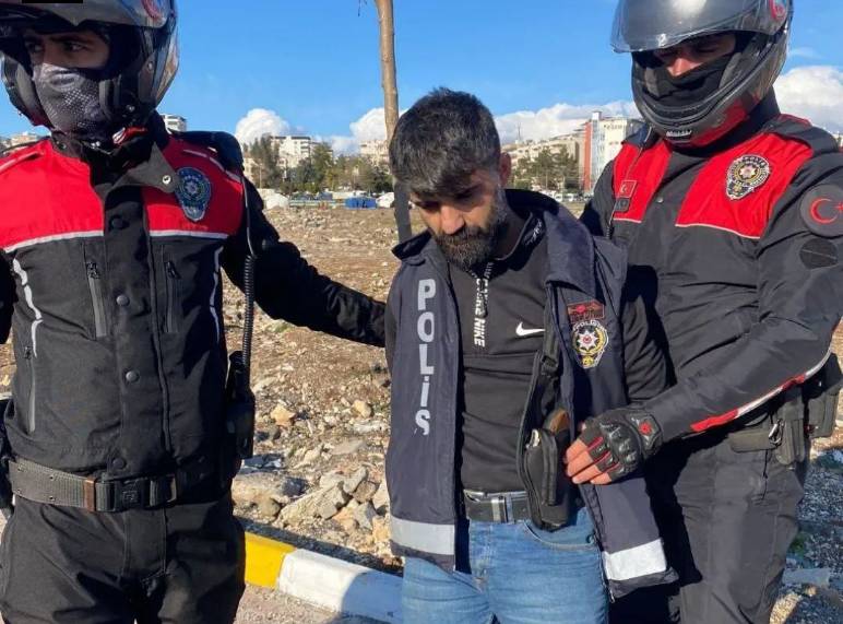Türkiyədə dağılan evlərdən oğurluq edən şəxs həbs edildi - FOTO