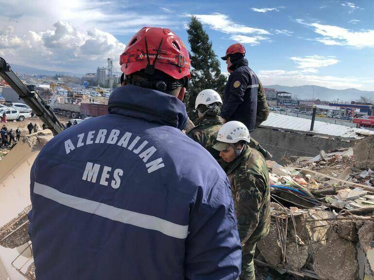 Azərbaycanın xilasediciləri dağıntılar altından 12 yaşlı qızı çıxartdı