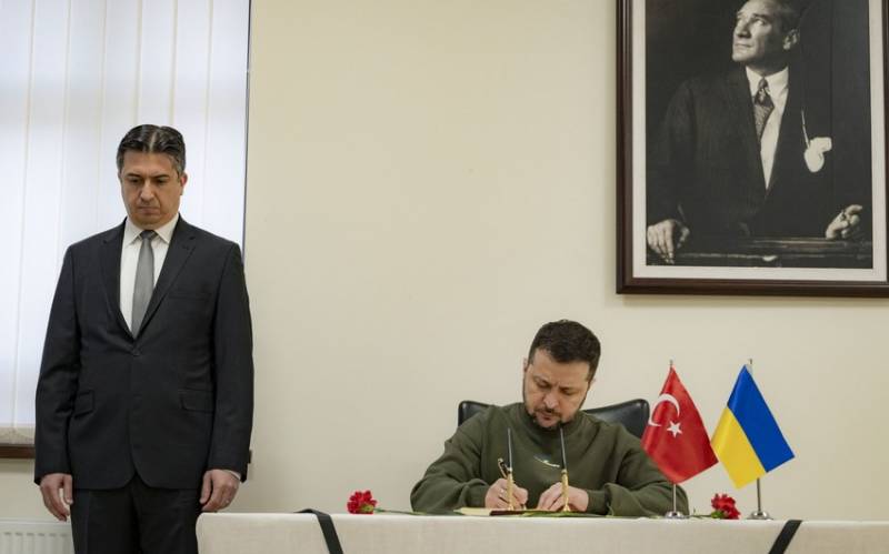 Zelenski Türkiyə səfirliyində olub, başsağlığı verib