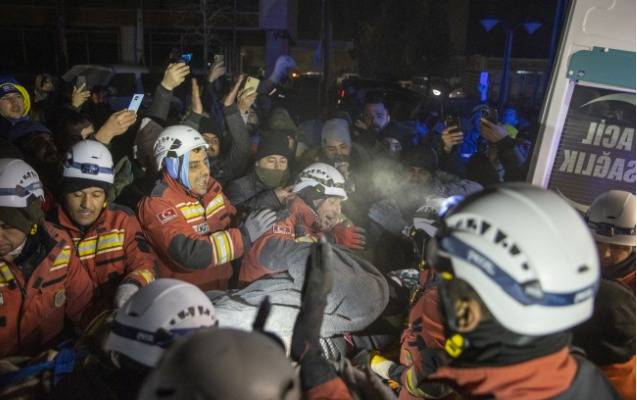 122 saat sonra çıxarılan yaşlı qadın bu sözləri dedi... - VİDEO