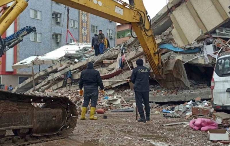 Türkiyədə zəlzələdə dağılan binalara görə 113 nəfər SAXLANILDI