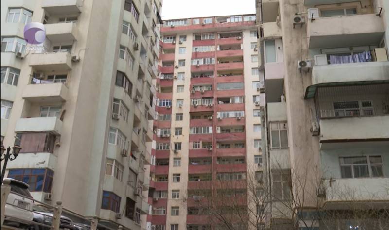 Bakıda bir-birinə yaxın tikilən təhlükəli binalar - VİDEO