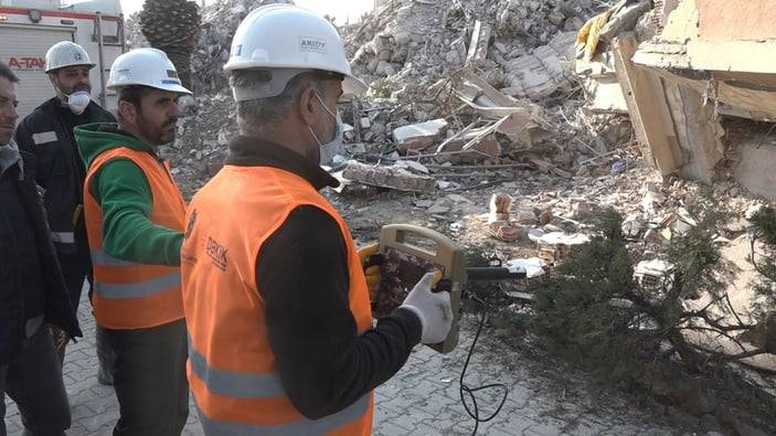 Hatayda dağıntılar altındakı canlılar termal detektorla aşkar edilir - FOTO