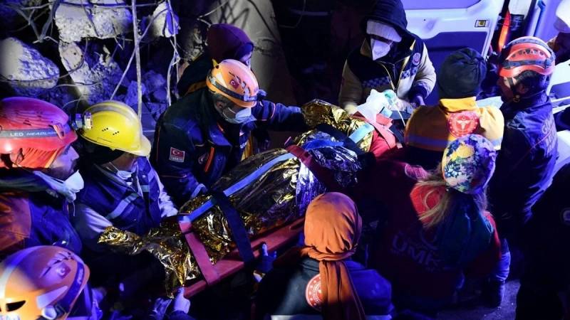 40 yaşlı qadın 170 saat sonra dağıntılar altından sağ çıxarıldı - FOTO/VİDEO