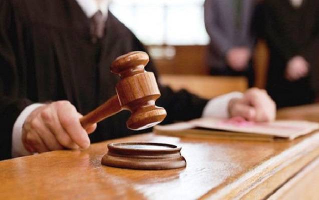 Küçədə anasını öldürən yeniyetməyə 5 il cəza verildi