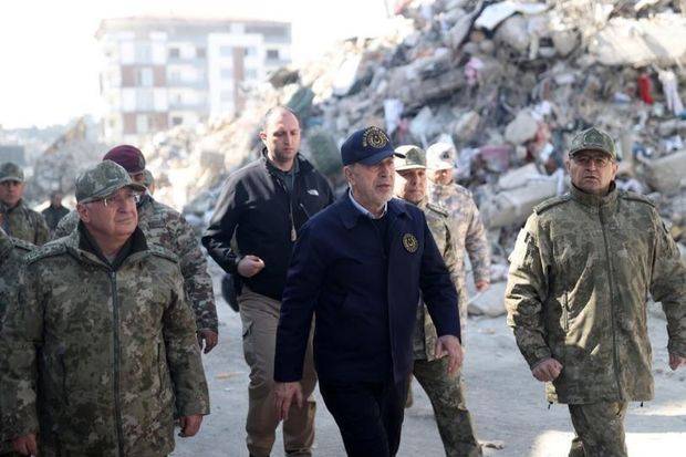 Hulusi Akar zəlzələ bölgəsində – FOTO