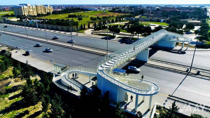 Bakının bu hissəsində yerüstü piyada keçidi inşa edilib - VİDEO