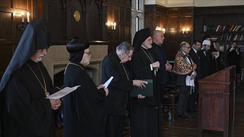 Müsəlman, xristian və yəhudi din xadimləri zəlzələ qurbanları üçün birlikdə dua etdi