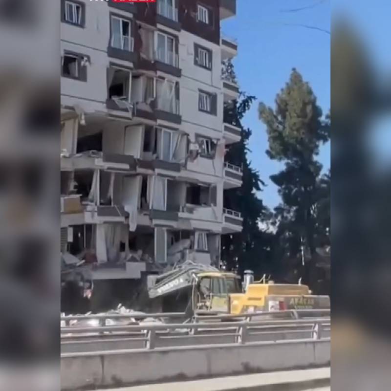 Söküntü zamanı bina qəfil çökdü - Ekskavator sürücüsü son anda xilas oldu (ANBAAN VİDEO)
