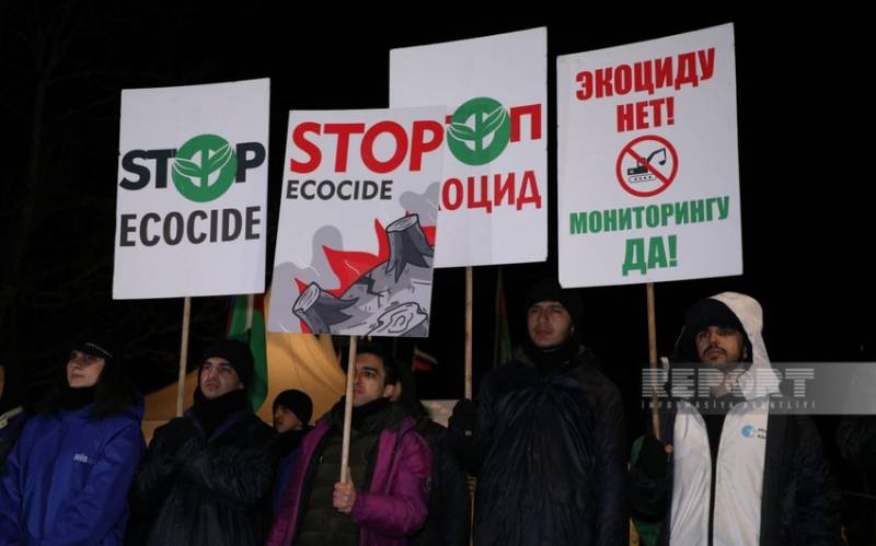 Ekofəallar etirazlarını axşam saatlarında da ruh yüksəkliyi ilə davam etdirir