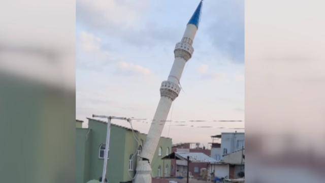 Dağıdılan minarə evin üstünə aşdı - VİDEO