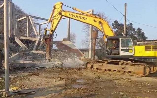 İcazəsiz tikilən obyekt söküldü - VİDEO