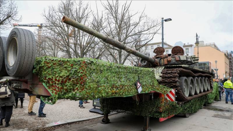 Berlindəki Rusiya səfirliyinin qarşısına tank qoyuldu