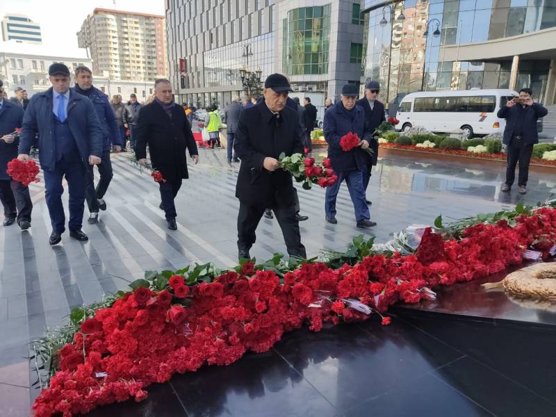 AHİK-in rəhbərliyi və kollektivi \"Ana harayı\" abidəsini ziyarət etdi - FOTOLAR