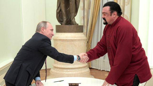 Putindən ABŞ kinoaktyoru Stiven Siqala \"Dostluq\" ordeni