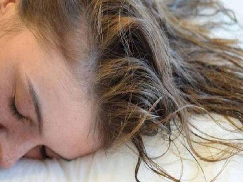 Yaş saçla yatmağın 6 TƏHLÜKƏLİ NƏTİCƏSİ