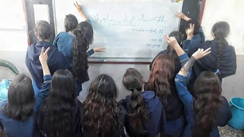650 qız bu səbəbdən qəsdən zəhərlənib - İranı qarışdıran iddia