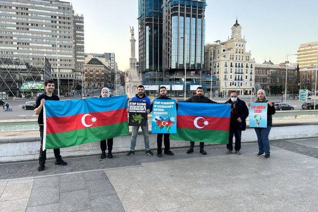 Azərbaycanlılar Madriddə erməni ekoterroruna etiraz etdilər - FOTO