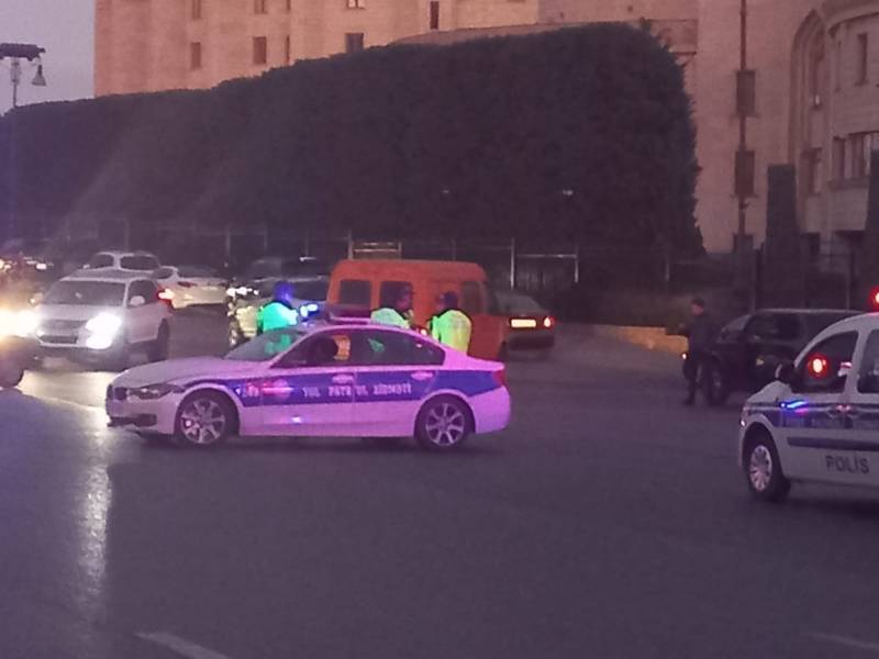 Polis partlayış olan ərazidə hərəkəti bərpa edir - FOTOLAR