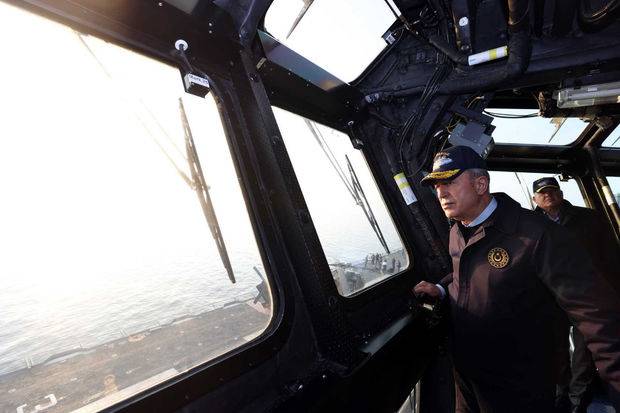 Hulusi Akar dünyanın ən böyük PUA daşıyan gəmisini ziyarət etdi - FOTO