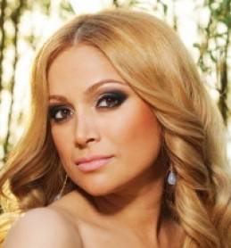 Nigar Camal alqırmızıda - FOTO