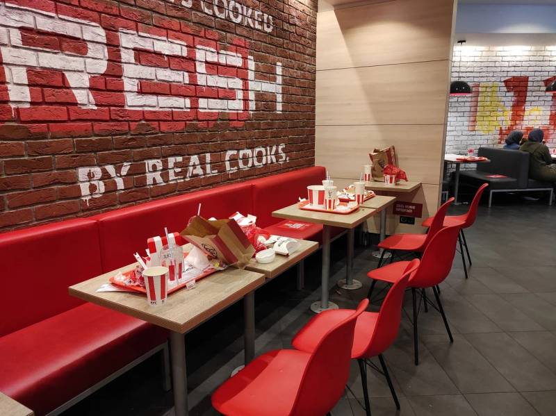 Ölkədən qaçan keçmiş prezident fast food şəbəkəsində peyda olub - FOTO