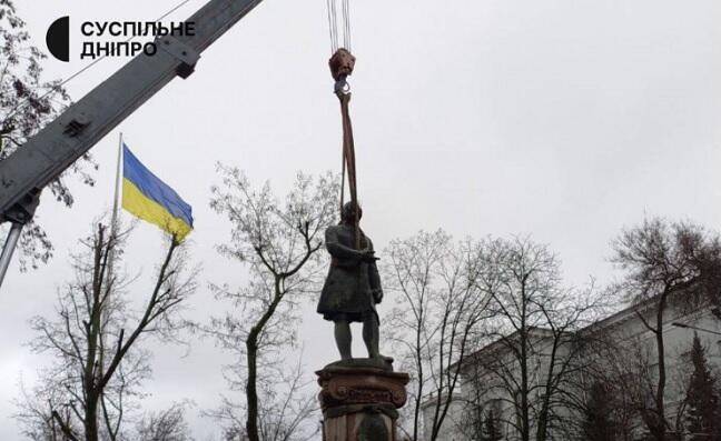 Ukraynada Lomonosovun heykəli söküldü