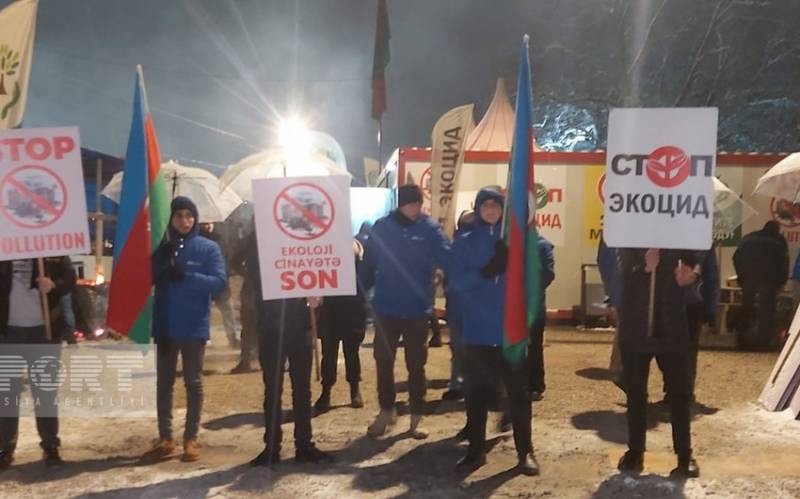 Havanın soyuq olmasına baxmayaraq, Xankəndi-Laçın yolunda aksiya axşam da davam edir