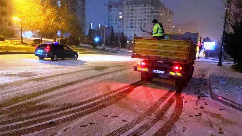 Bakının küçə və prospektləri gecə qardan təmizlənib