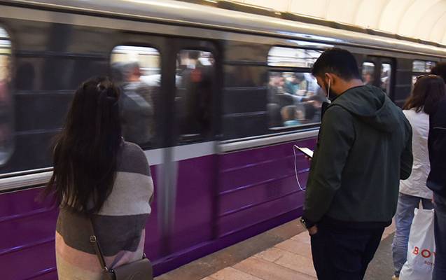 Metroda halı pisləşən sərnişin ÖLDÜ