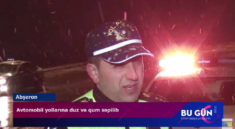 Abşeron DYPŞ-nin əməkdaşları tərəfindən yollara qum və duz səpilib - VİDEO