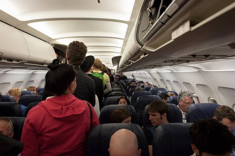 2 nəfər təyyarədən “artıq çəki” səbəbindən endirildi