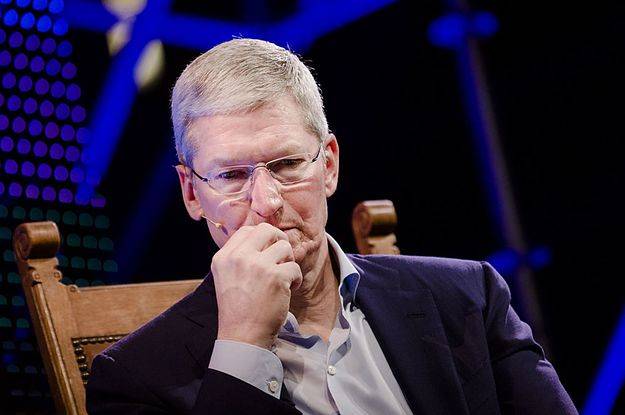 Apple şirkətin baş direktorunun maaşını 40 faiz azaldacaq