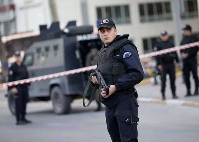 İstanbulda DƏHŞƏTLİ HADİSƏ: Körpüdə avtomobildəkilərə silahlı hücum edildi - FOTO